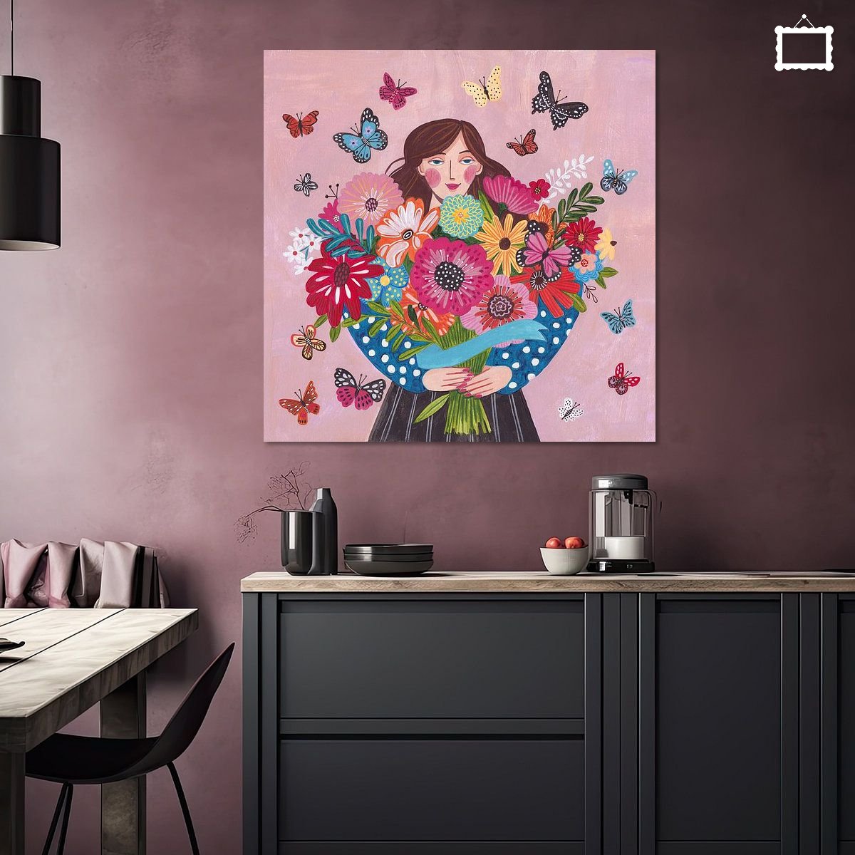 Frau mit buntem Blumenstrauß und Schmetterlingen