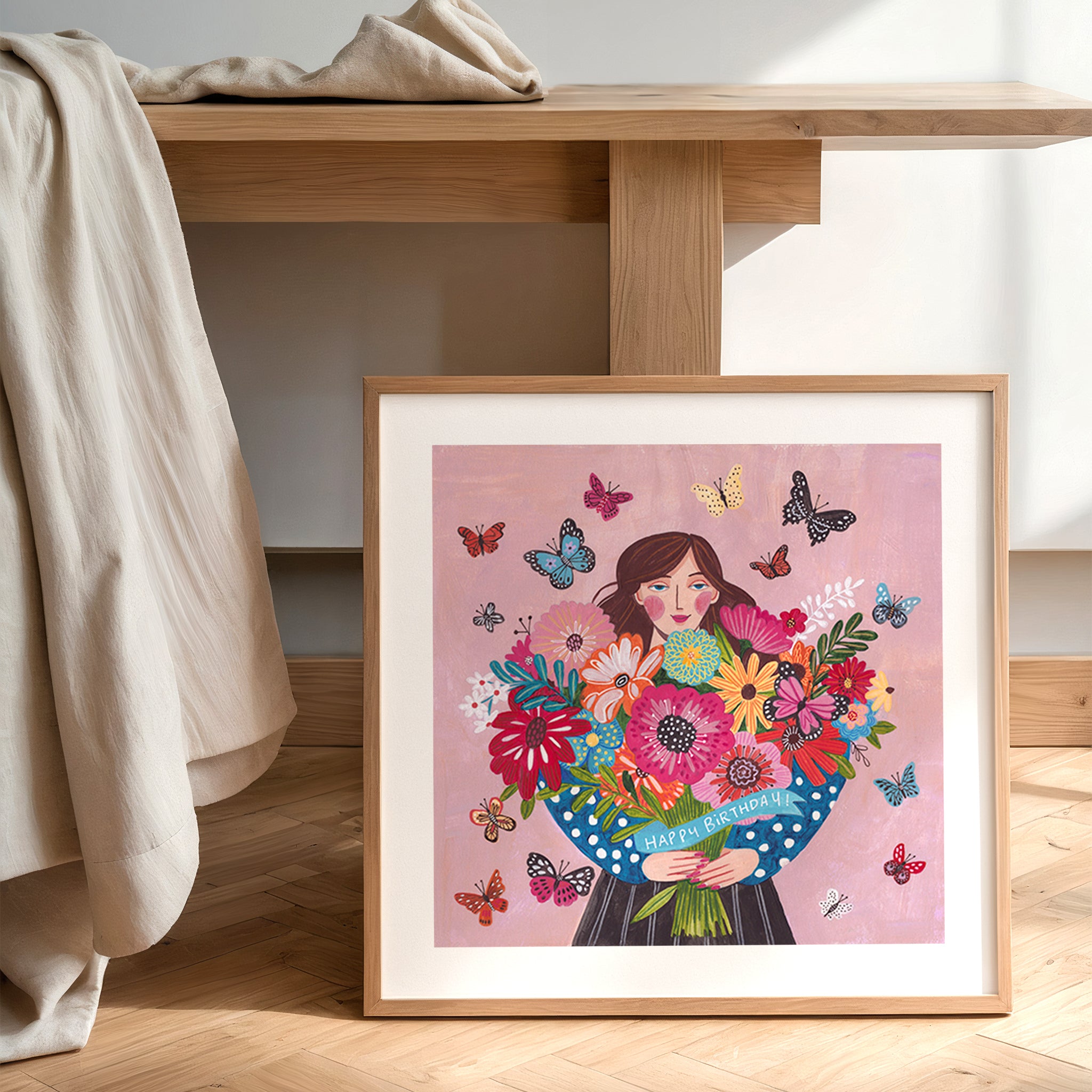Frau mit buntem Blumenstrauß und Schmetterlingen