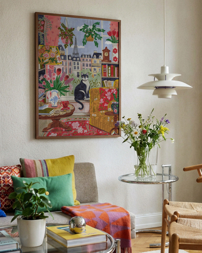 Pariser Fensterinterieur mit Katze und Blick auf den Eiffelturm
