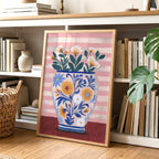 Blumenvase aus Keramik mit Blumen auf gestreiftem Hintergrund