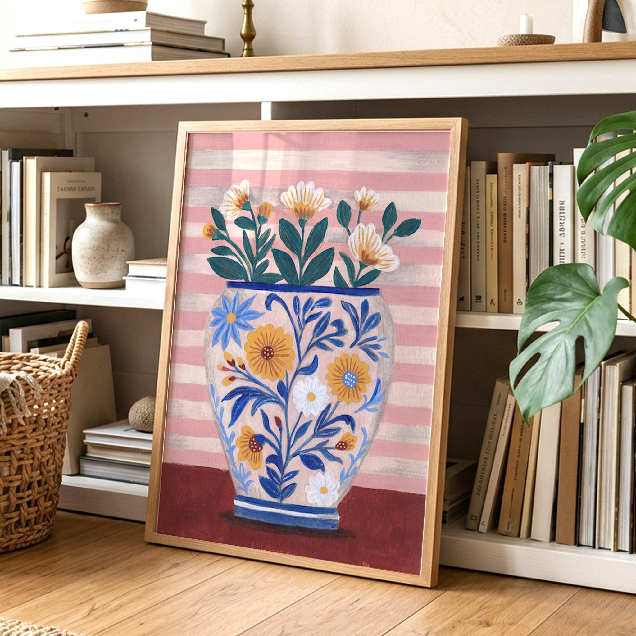 Blumenvase aus Keramik mit Blumen auf gestreiftem Hintergrund