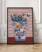 Blumenvase aus Keramik mit Blumen auf gestreiftem Hintergrund