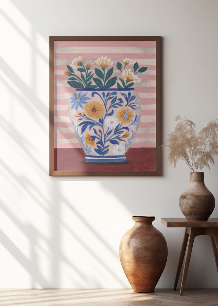 Blumenvase aus Keramik mit Blumen auf gestreiftem Hintergrund