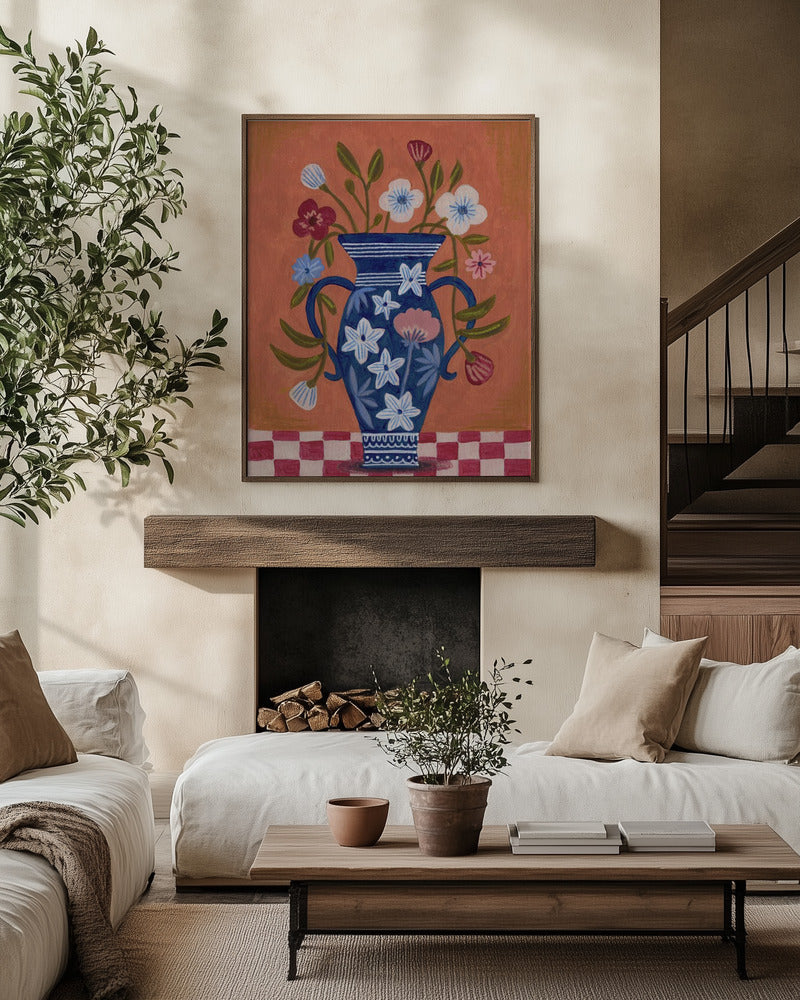 Blaue Blumenvase mit Wildblumen auf kariertem Tisch