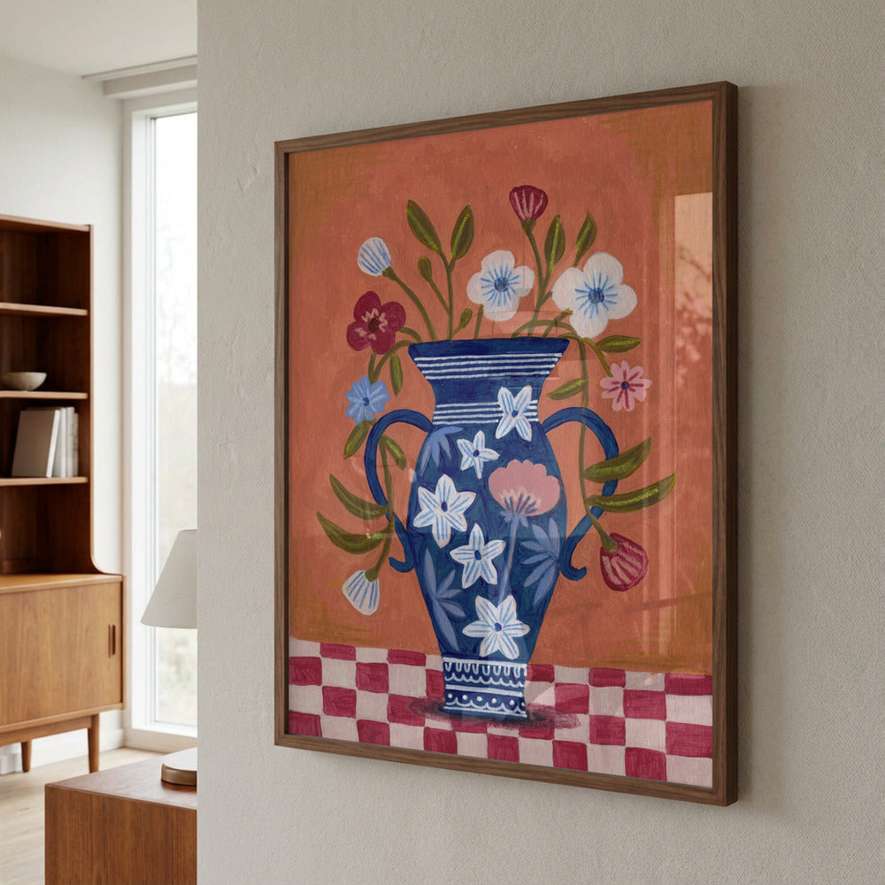 Blaue Blumenvase mit Wildblumen auf kariertem Tisch