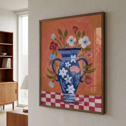 Blaue Blumenvase mit Wildblumen auf kariertem Tisch