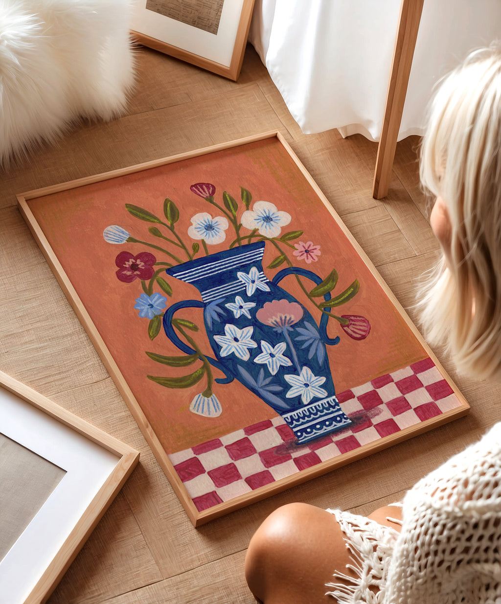 Blaue Blumenvase mit Wildblumen auf kariertem Tisch