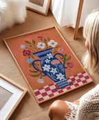 Blaue Blumenvase mit Wildblumen auf kariertem Tisch