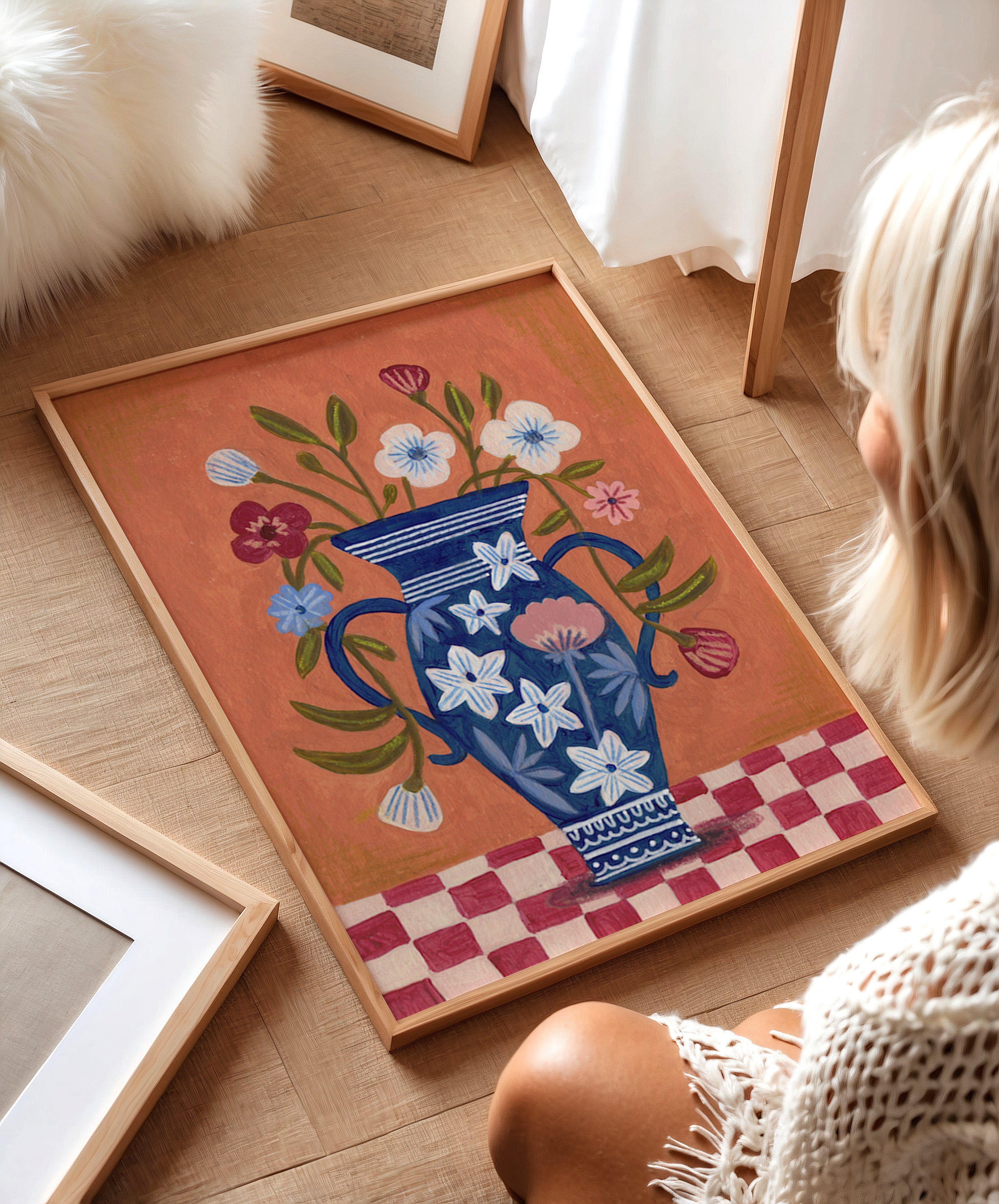 Blaue Blumenvase mit Wildblumen auf kariertem Tisch