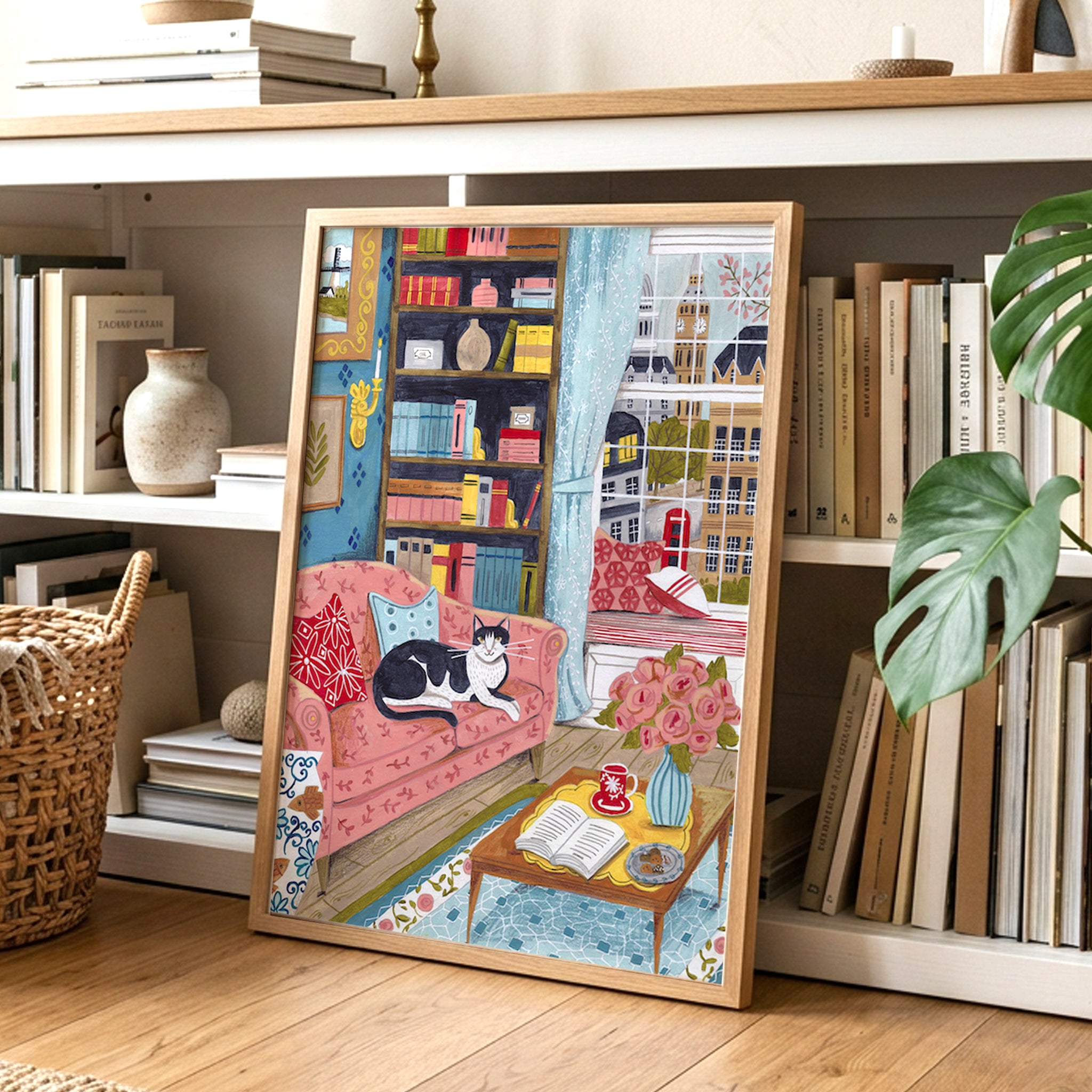 Gemütliches Londoner Wohnzimmer mit Katze und Stadtblick