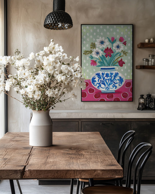 Blaue Blumenvase mit Wildblumen auf gemustertem Hintergrund