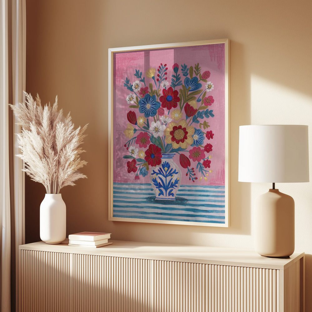 Delftblaue Blumenvase mit bunten Wildblumen