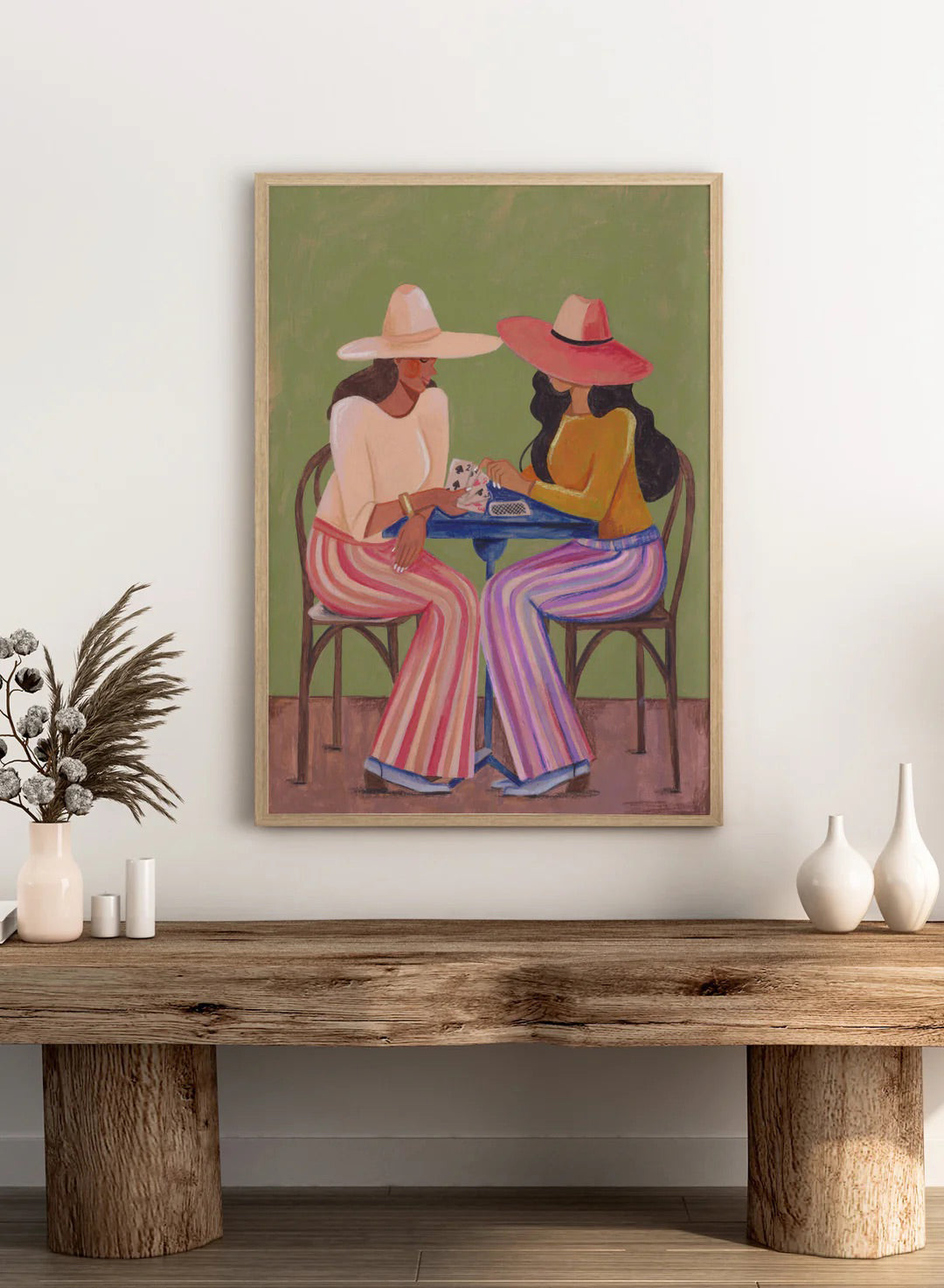Cowgirl-Frauen spielen Karten in bunten gestreiften Outfits